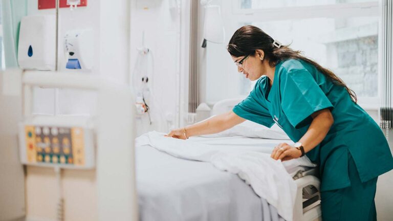 Le recrutement international d’infirmières ralentit au Royaume-Uni