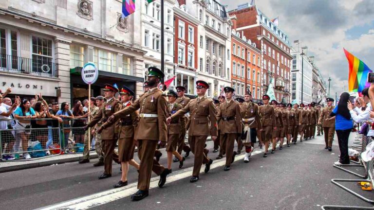 Les vétérans de l'armée LGBT devraient recevoir jusqu'à 70 000 £ d'indemnisation