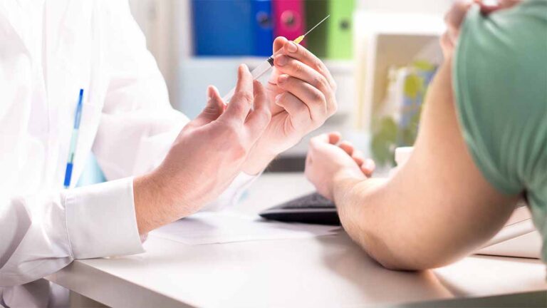Appelez pour étendre les coups de grippe NHS aux plus de 50