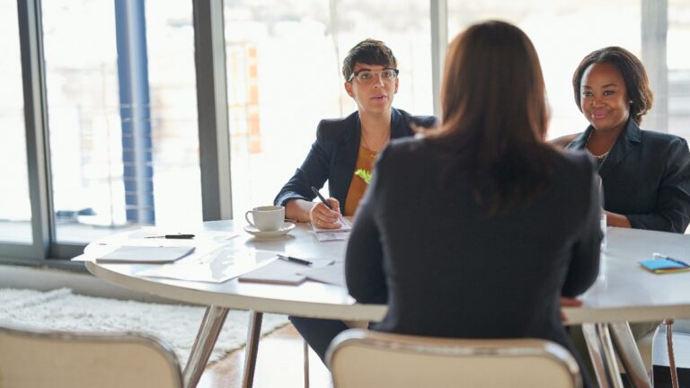 Des difficultés de recrutement signalées à mesure que le nombre de candidats augmente