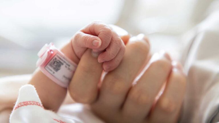 Le droit au congé et au salaire pour soins néonatals débutera en avril