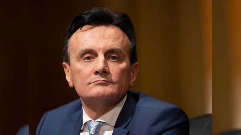 Le salaire du PDG pour 2025 dépasse le salaire moyen aujourd'hui à midi