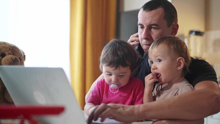 Les parents qui travaillent sont de plus en plus stressés