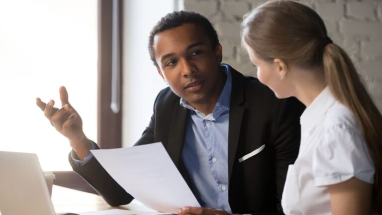 Les travailleurs des minorités ethniques sont perdants dans les négociations salariales