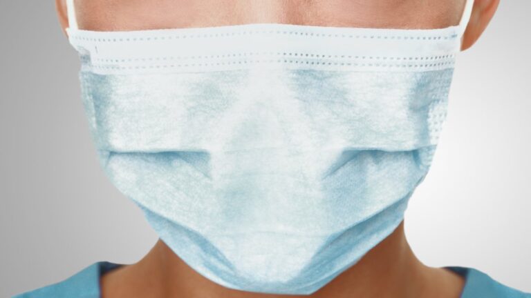 Un porteur d'hôpital qui refusait de porter un masque a été licencié