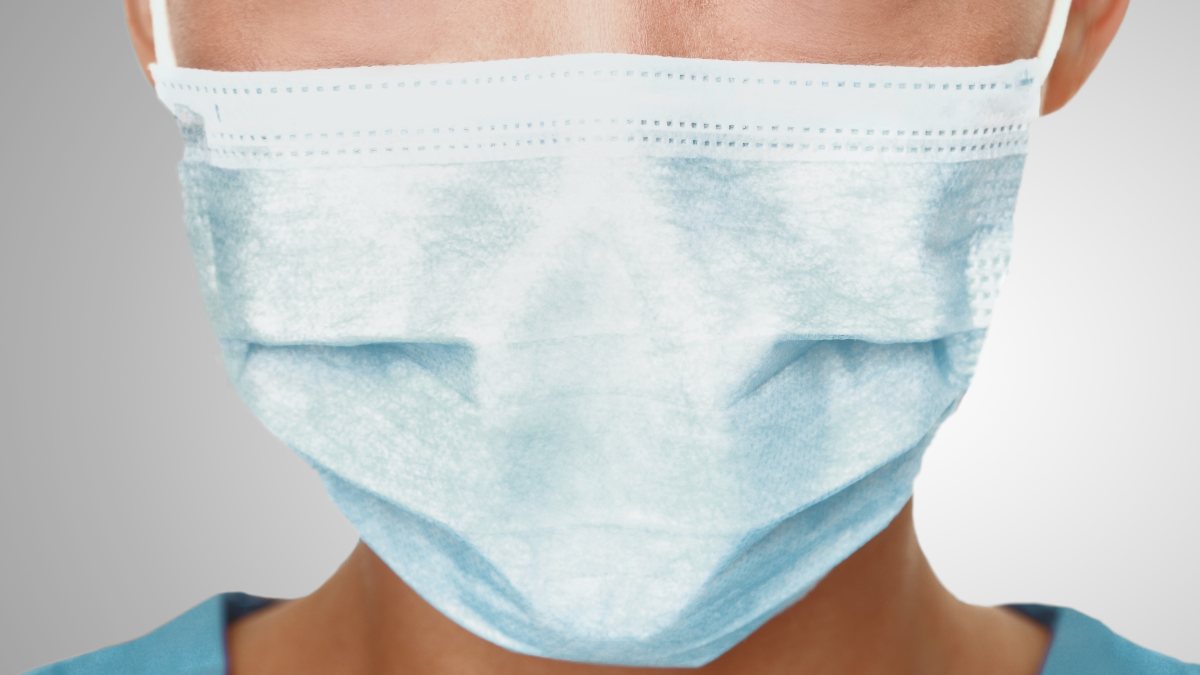 Un porteur d'hôpital qui refusait de porter un masque a été licencié