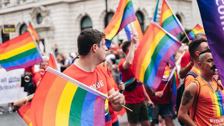 Une forte augmentation des personnes s'identifiant comme gais et bisexuelles