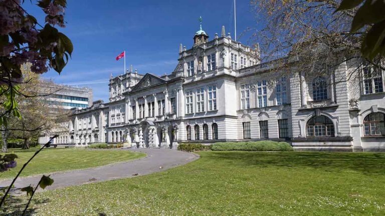 Université de Cardiff pour réduire 7% de la main-d'œuvre