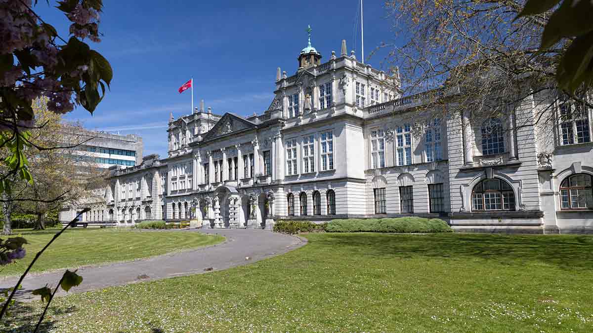 Université de Cardiff pour réduire 7% de la main-d'œuvre