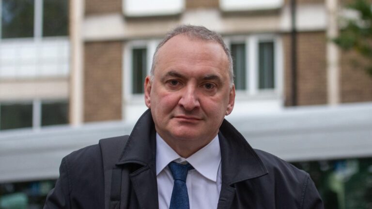 Boss de la fonction publique: trois jours au pouvoir sont «à peu près corrects»