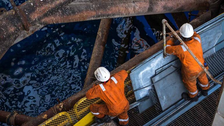Chevron pour couper jusqu'à 20% de la main-d'œuvre mondiale