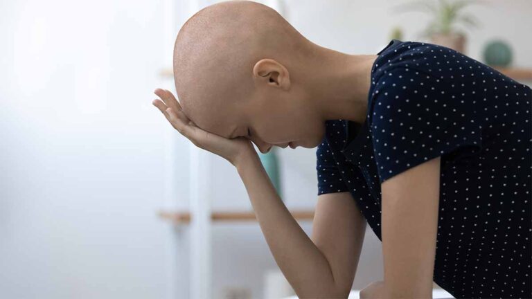 Journée mondiale du cancer: les travailleurs atteints de cancer ne se sentent pas pris en charge et seuls