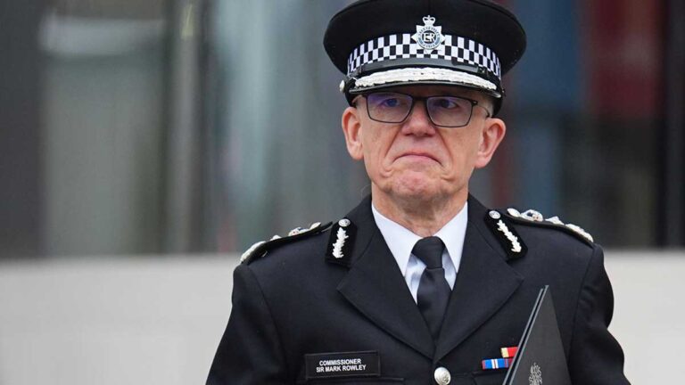 La police rencontrée ne peut pas rejeter en vérifiant le retrait