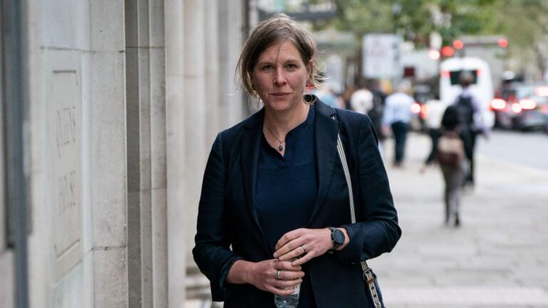 Le fonctionnaire de dénonciation remporte le licenciement injuste