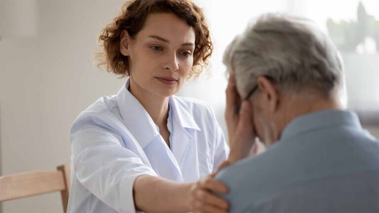 Les travailleurs âgés souffrant d'une «crise de santé mentale silencieuse»