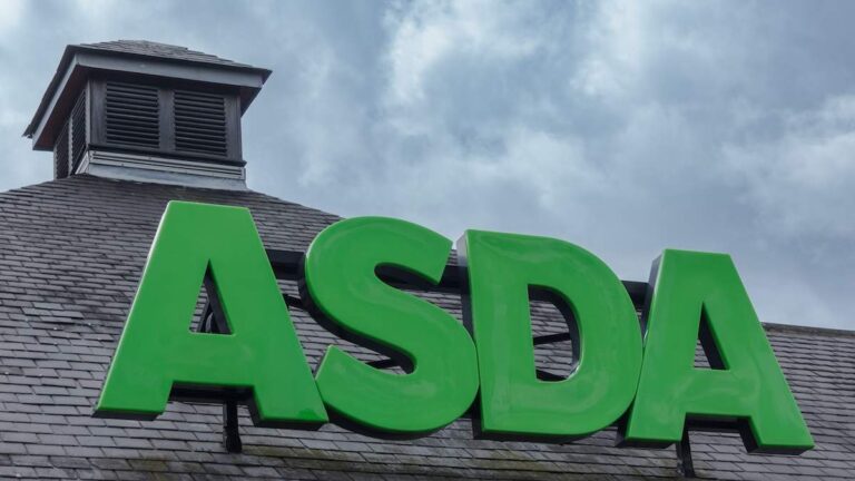 Les travailleurs de l'ASDA se qualifient vers la dernière étape dans l'égalité de rémunération