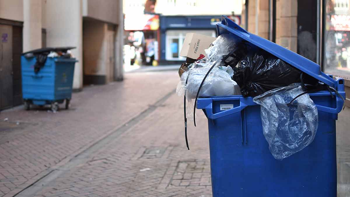 Les travailleurs de la poubelle frappent le salaire à Birmingham