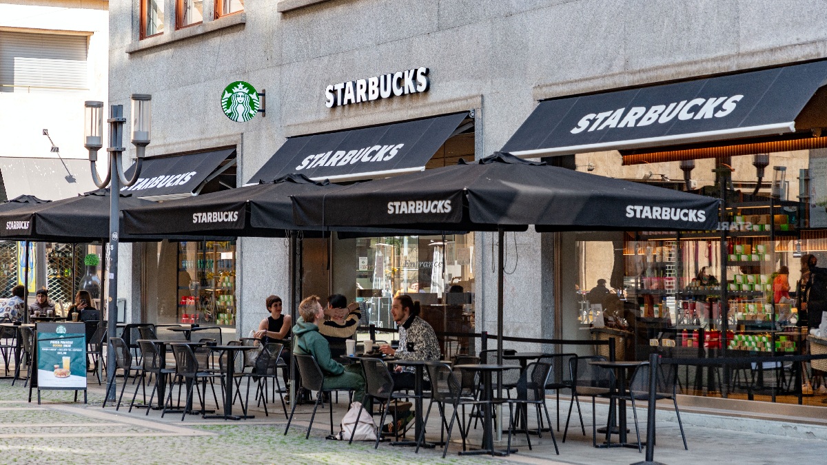 Starbucks pour couper 1 100 emplois à l'échelle mondiale