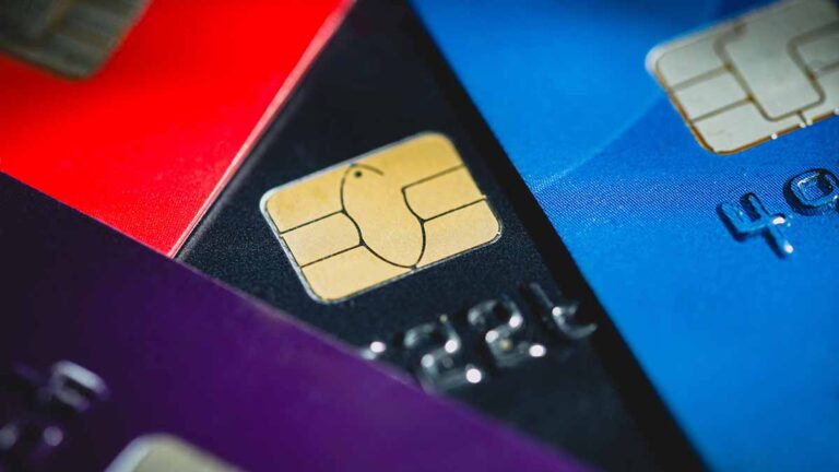 20 000 cartes de crédit gouvernementales à geler