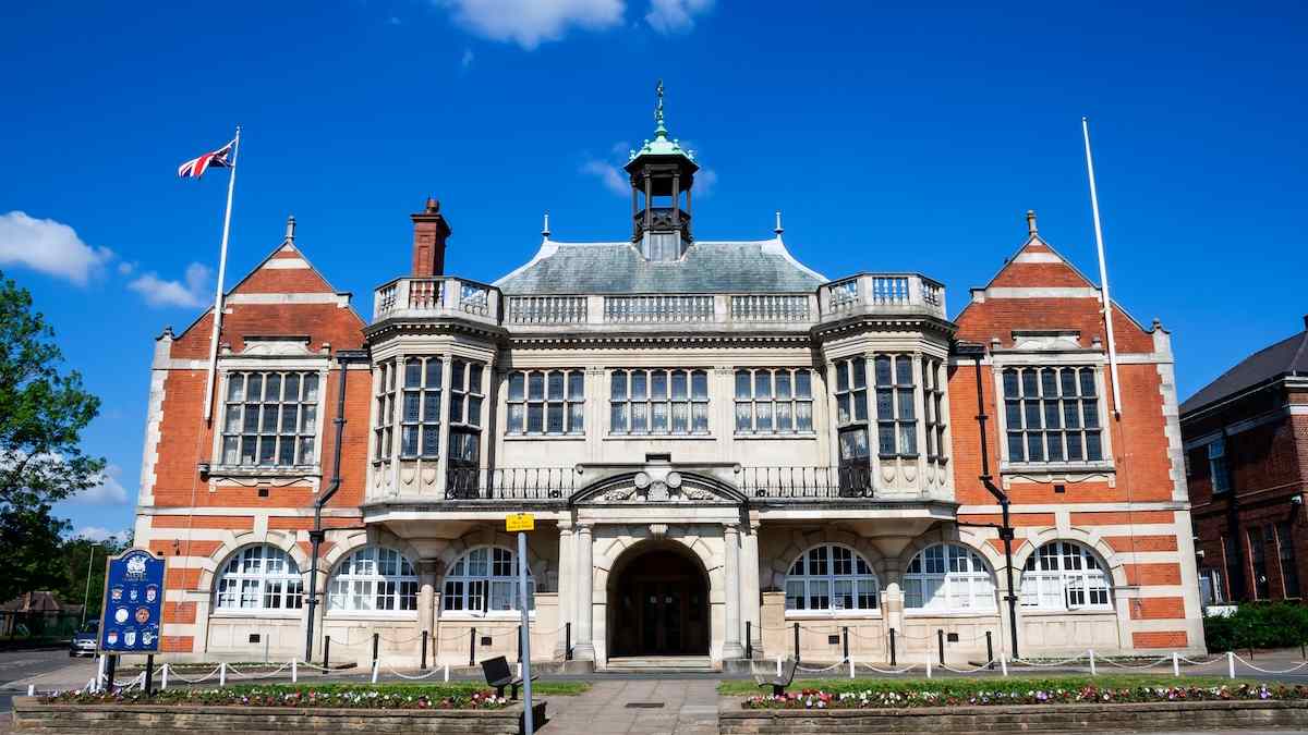 Barnet Council est confronté à une réclamation de salaire égale d'une valeur de «dizaines de millions»