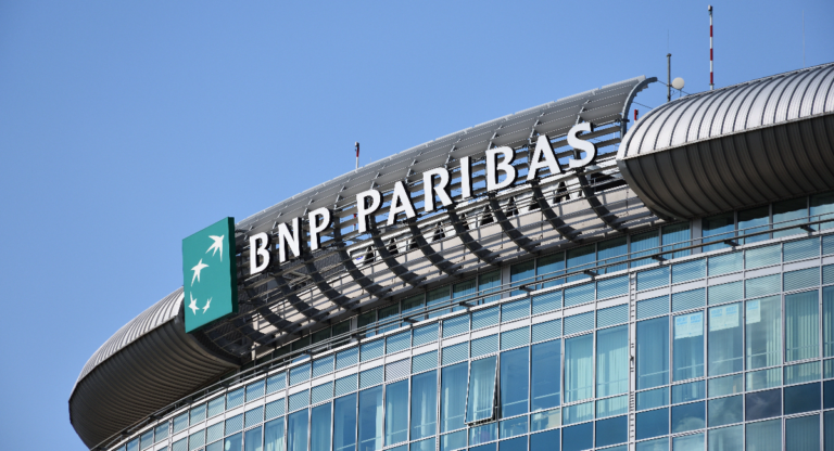 L'Ancien avocat du bnp paribas condamné à un un un un amende couler ariir un utilisé des chaures offensifs