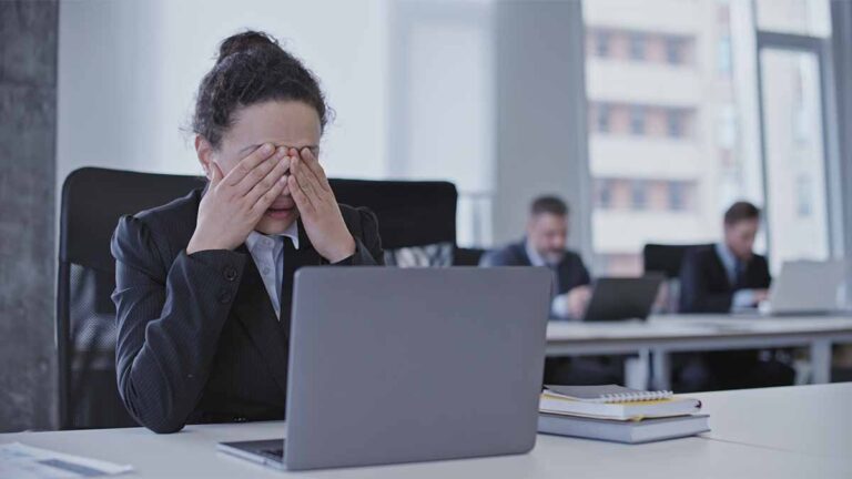 La Moitié des employés en Ont pleuré à cause des pressions de Travail – Sondage