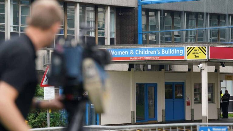 La police a élargi la comtesse de Chester Homicing Investigation au personnel