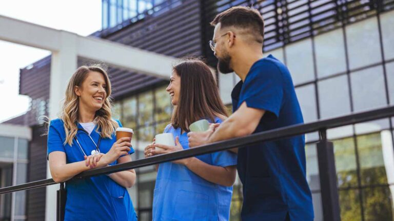 Le nombre de femmes médecins dépasse les hommes