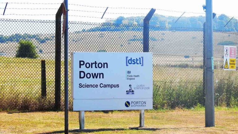 Le scientifique du DSTL a rejeté de manière constructive pour des opinions critiques