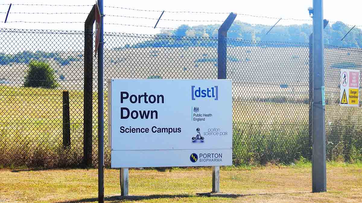 Le scientifique du DSTL a rejeté de manière constructive pour des opinions critiques
