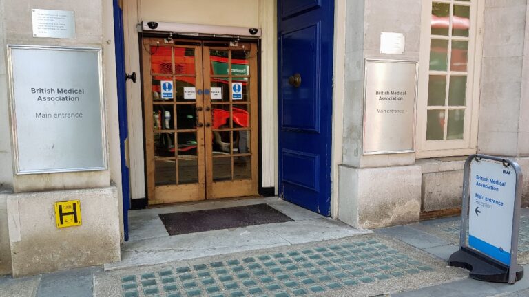 Les employés de la BMA protestent contre le salaire et la reconnaissance