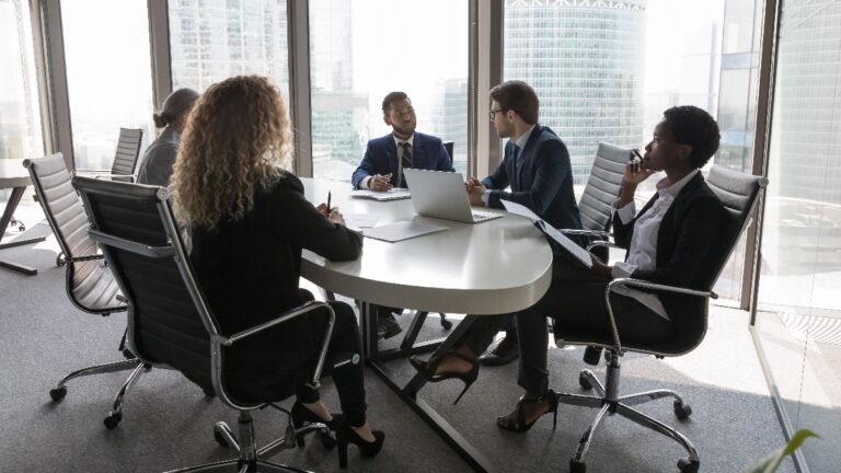 Les entreprises britanniques de taille moyenne sont lentes pour améliorer la diversité ethnique de la salle de conférence