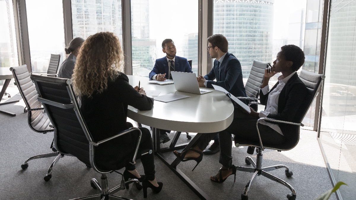 Les entreprises britanniques de taille moyenne sont lentes pour améliorer la diversité ethnique de la salle de conférence