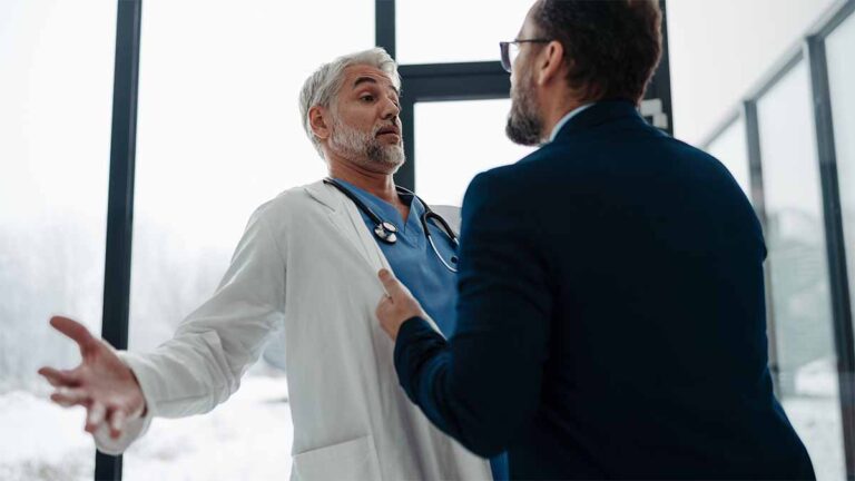 Personnel de L'Onu du Nhs sur sept a attaqué physique
