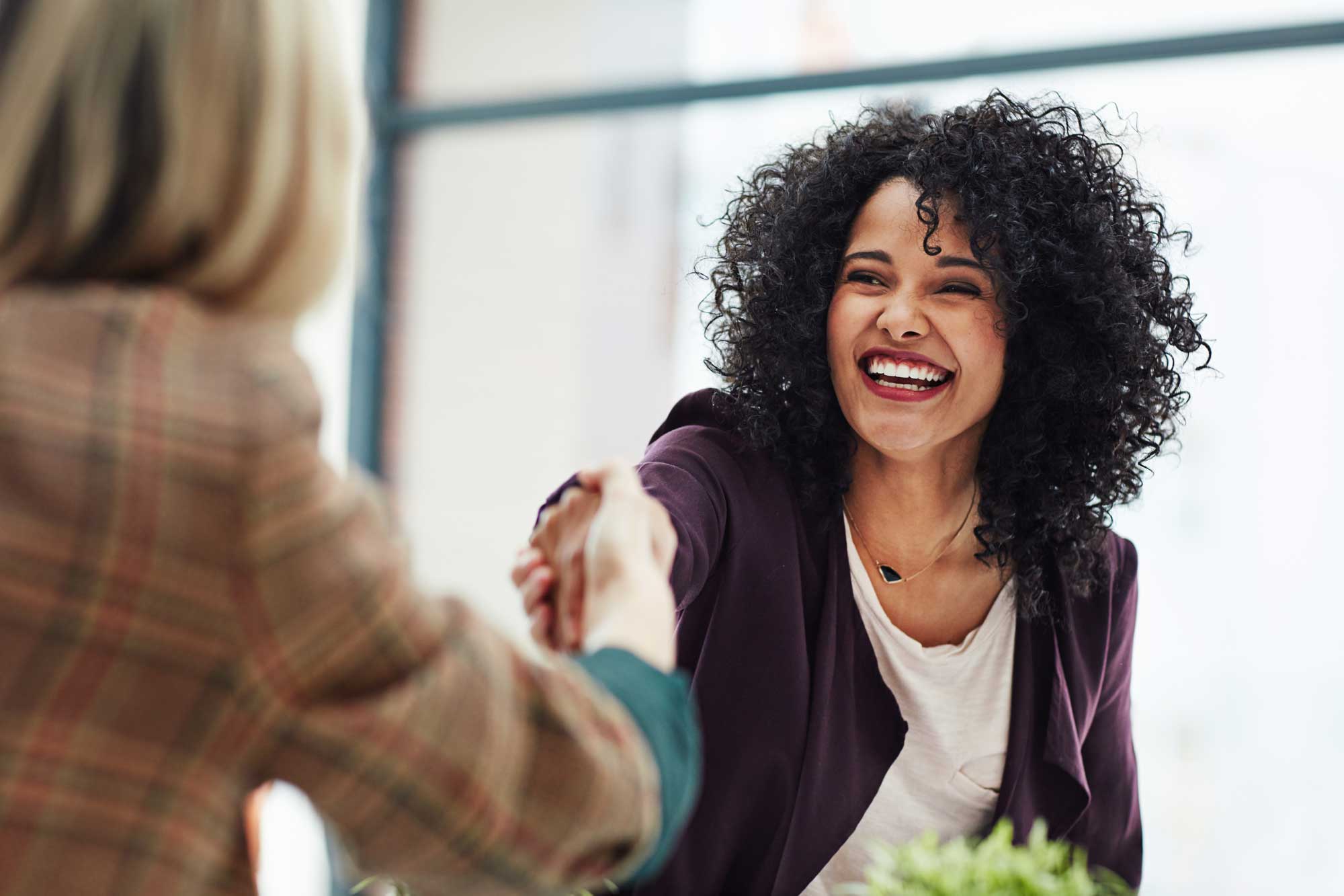 Rétenir les talents féminins: quatre façons de réduire le lieu de travail abandonnent
