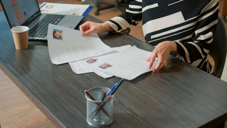 Stabilisation du marché des emplois britanniques, les nouvelles données suggèrent