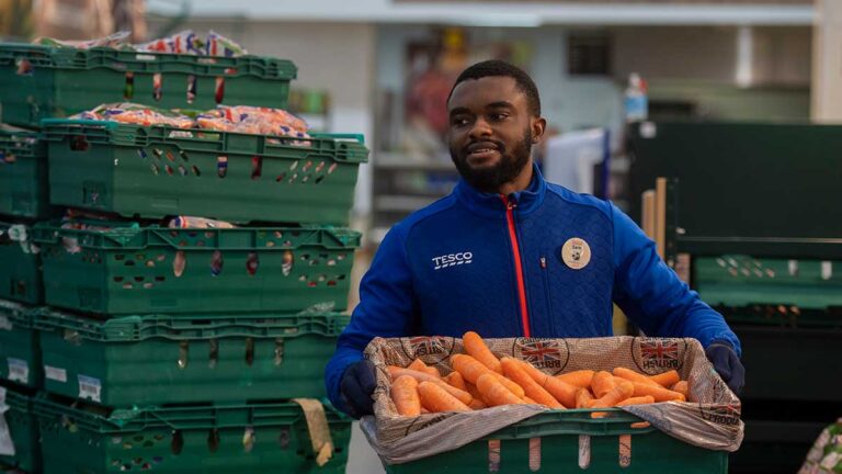 Tesco annonce une augmentation de la rémunération pour les employés du magasin