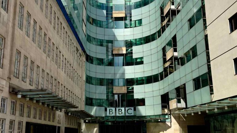 BBC à «  agir immédiatement '' sur la revue de la culture en milieu de travail