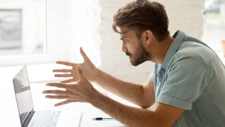 L'ordinateur dit non: ça a des problèmes pour donner aux employés des nuits blanches