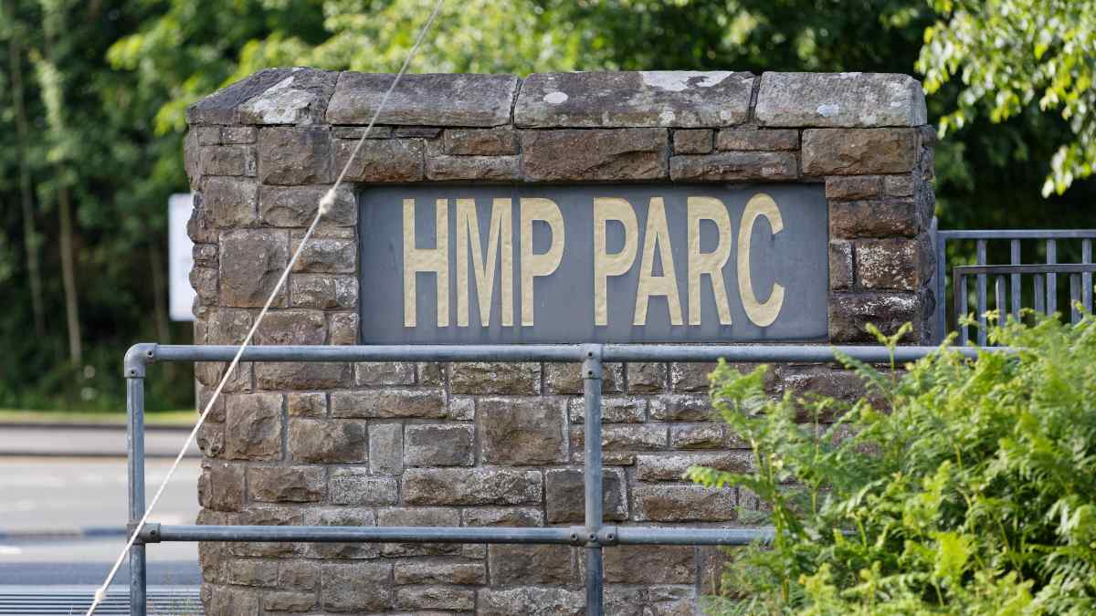 Le personnel pénitentiaire met des messages à la violence et à l
