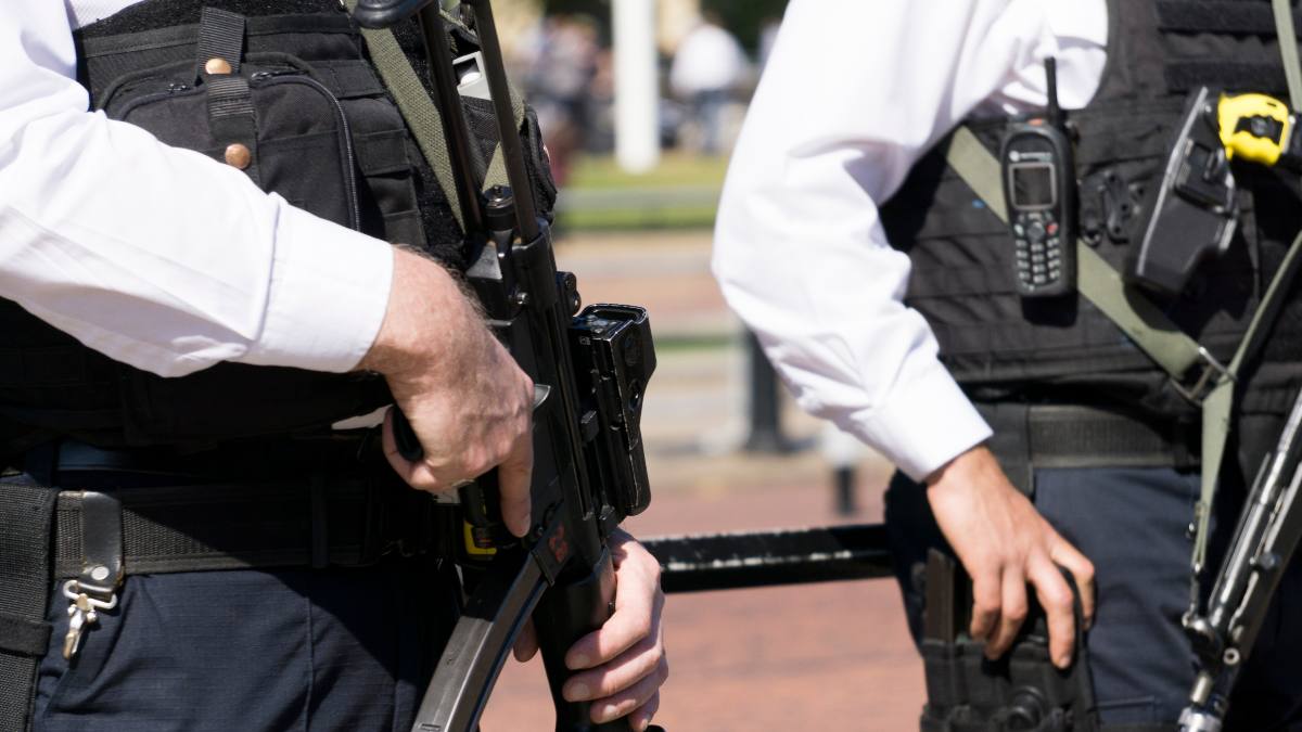 Les agents d'armes à feu devraient être accordés anonymat
