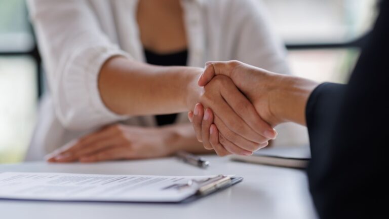 Les postes vacants tombent au niveau pré-pandémique alors que les employeurs se retiennent