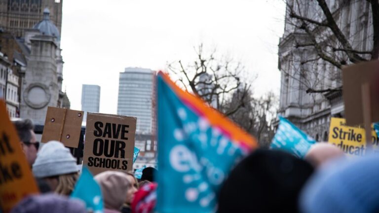 Les syndicats réfléchissent à la grève de l'action après l'annonce de la rémunération du secteur public