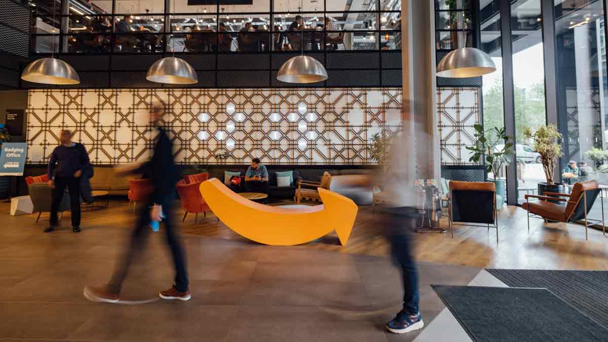 Amazon investit 40 milliards de livres sterling au Royaume-Uni créant des milliers d'emplois