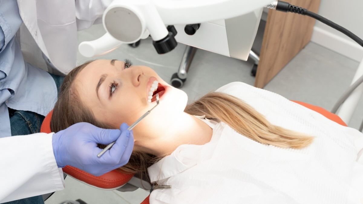Les dentistes à l'étranger travaillent dans McDonald's 'en raison de Backlog