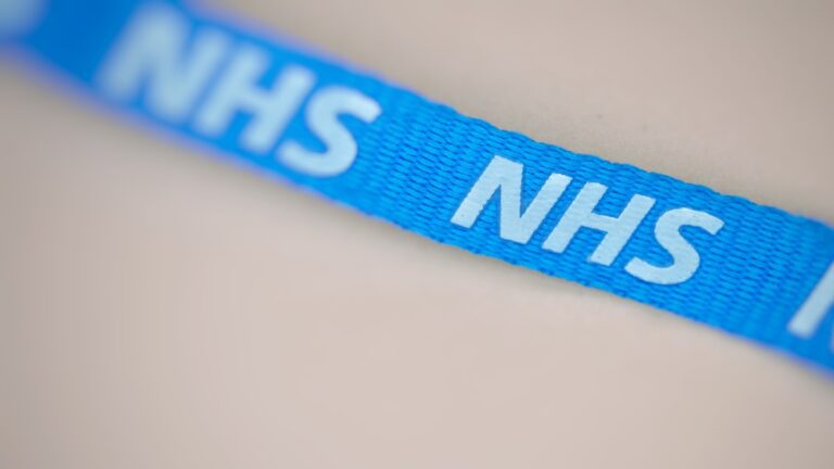 NHS England réduit les dépenses de l'agence de 1 milliard de livres sterling