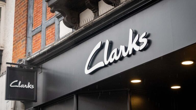 Clarks réduit 1 200 emplois après «année de transition»