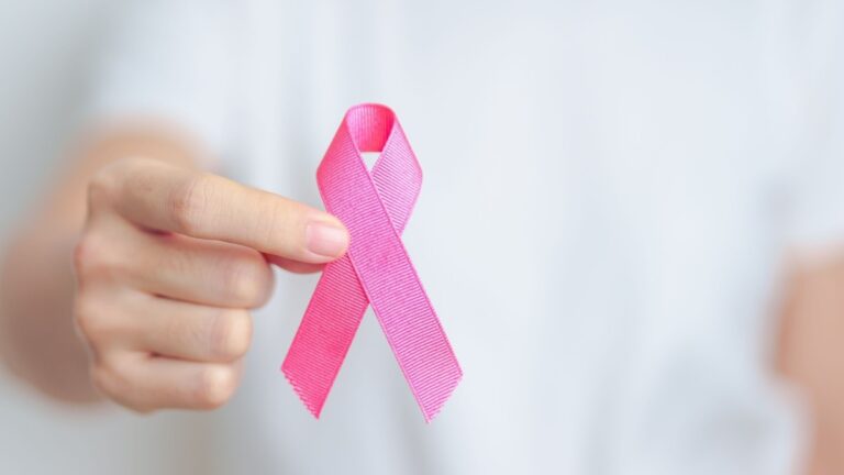Exec «  Remplacé '' pendant le traitement contre le cancer a attribué 1,2 million de livres sterling
