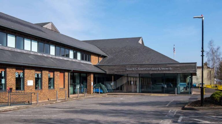 Homme qui a jonglé sur quatre emplois du conseil coupable de fraude