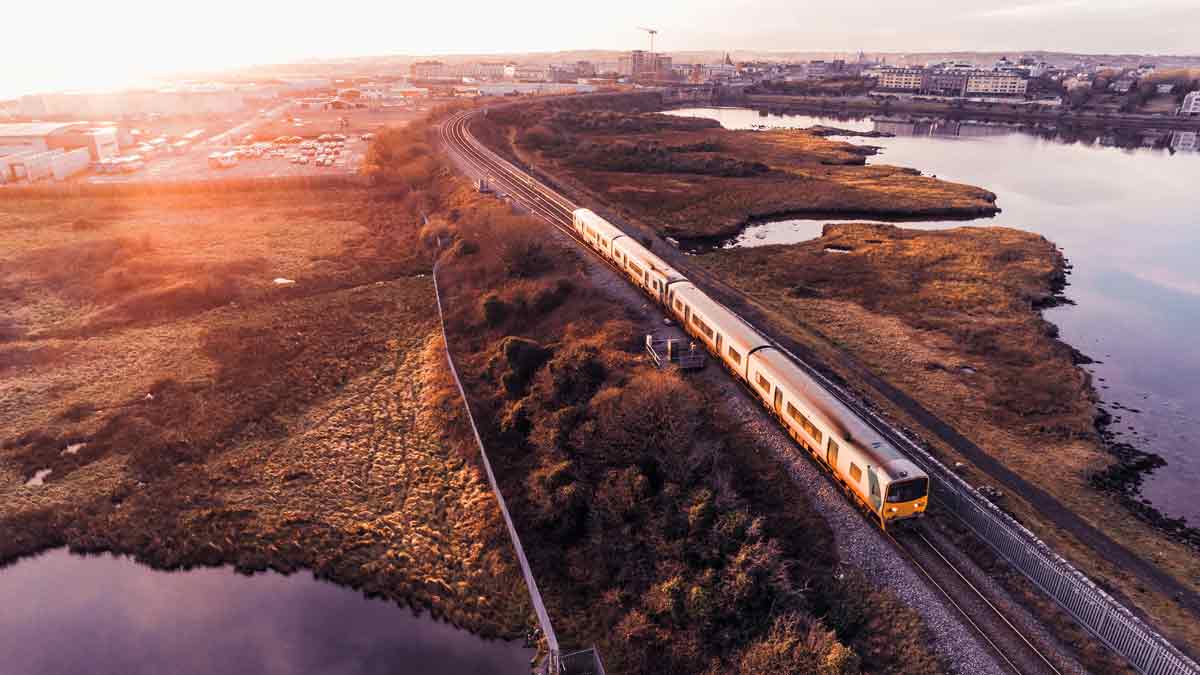 Le tribunal a ajourné après que le témoin se diminue depuis un train